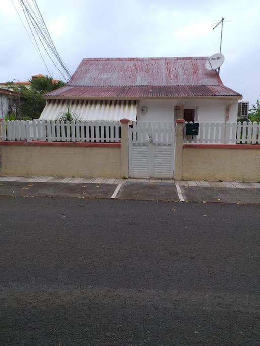 Maison Creole Chaleureuse Avec Stationnement Ле Госие Екстериор снимка