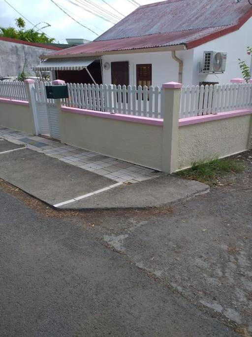 Maison Creole Chaleureuse Avec Stationnement Ле Госие Екстериор снимка
