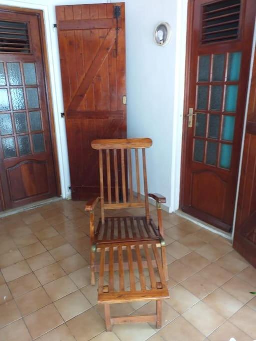 Maison Creole Chaleureuse Avec Stationnement Ле Госие Екстериор снимка